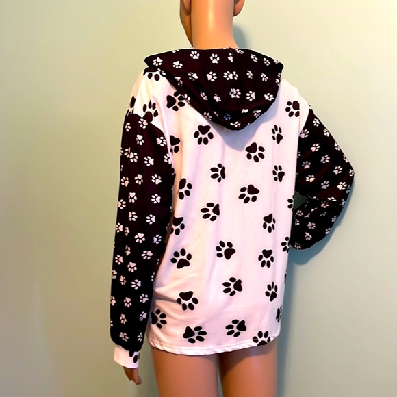 🐾 Lily White/Black Paw 🐾 Print Pocket Hoodie - Picture 3 of 5